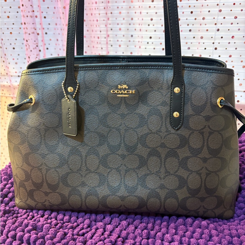 Coach Black and Brown Signature Shoulder Bag - Picture 2 of 9